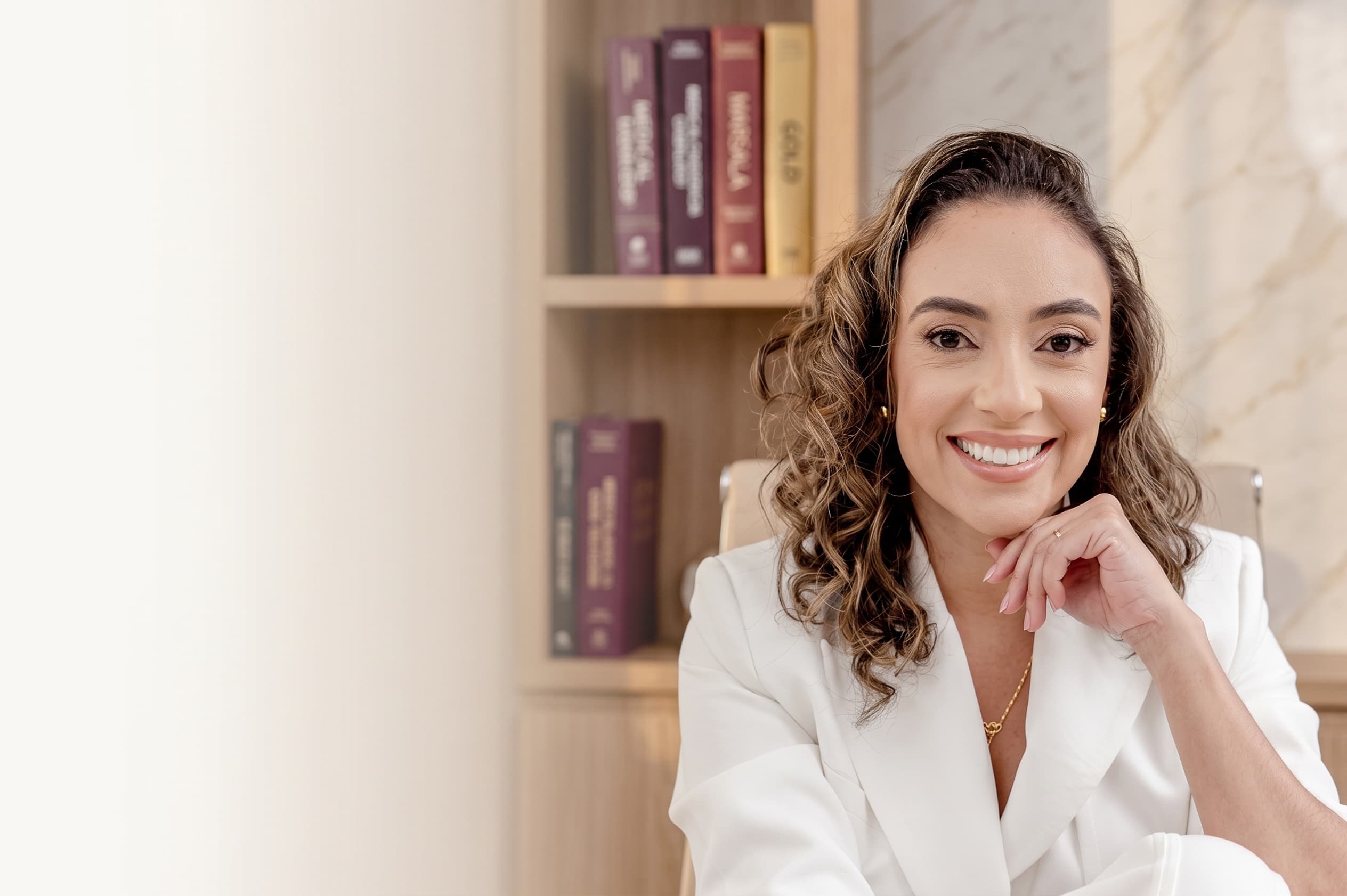 Dra. Rafaela Lacerda, médica radiologista especialista em saúde da mulher, em ambiente clínico profissional